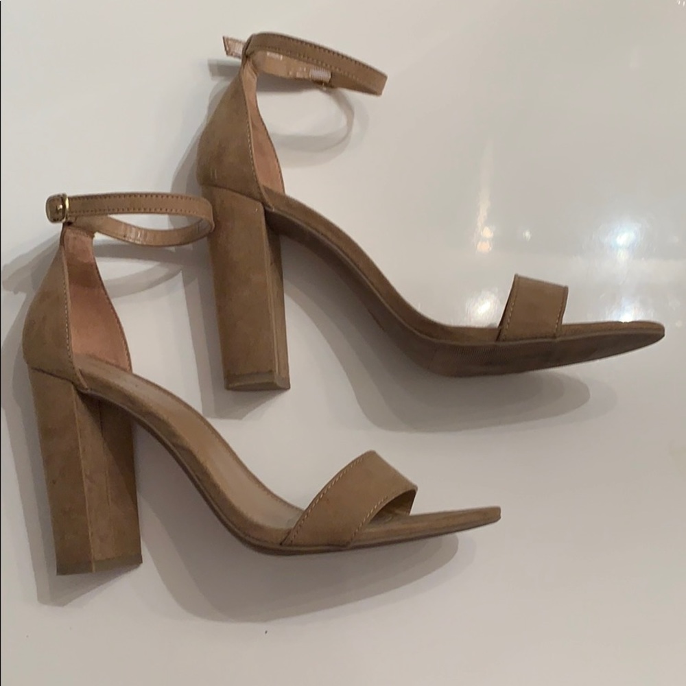Excellent condition 3 1/2”  nude/tan pumps